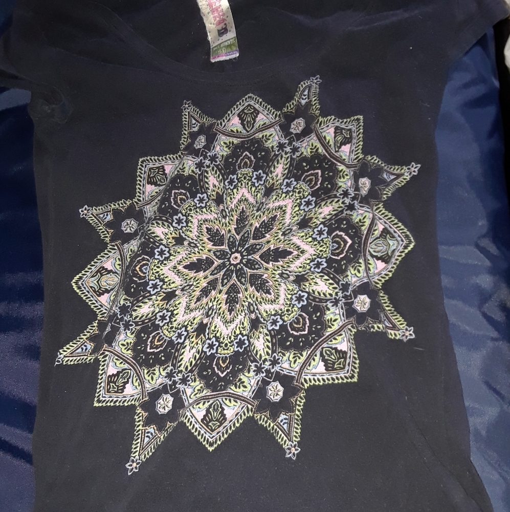 Cool detailed black t-shirt